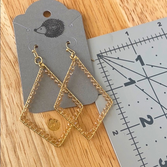 Beige/gold beaded fashion earrings - Picture 2 of 3